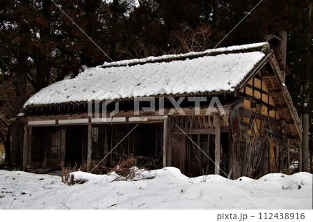 雪の中の廃屋 112438916