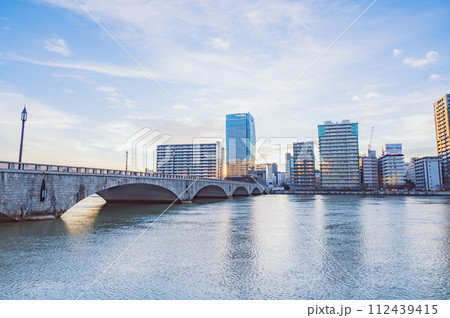 新潟　早朝の萬代橋 112439415