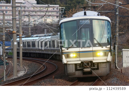 【JR西日本】221系「直通快速」（大和路線：高井田駅） 112439589