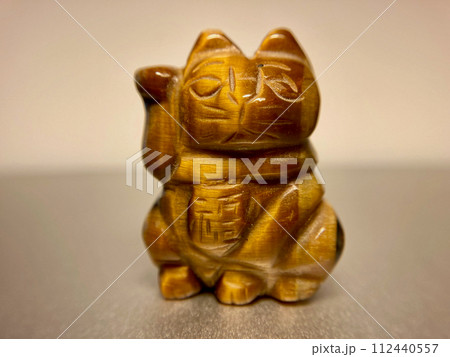 タイガーアイの天然石で出来た招き猫 112440557