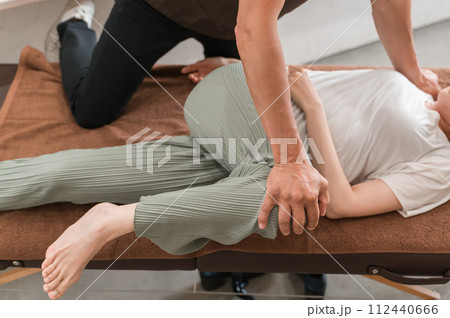 骨盤矯正・整体院・整骨院・マッサージに通う女性と整体師・セラピスト 112440666