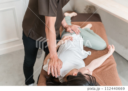 骨盤矯正・整体院・整骨院・マッサージに通う女性と整体師・セラピスト 112440669