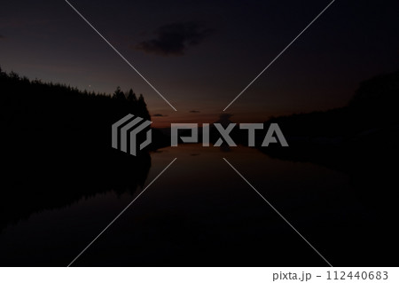 明け行く空を映す水面。林の上に昇る金星、笠雲被る富士 112440683