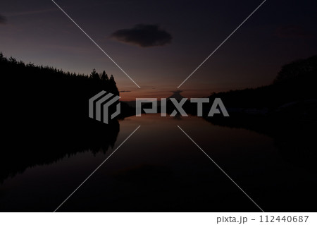 明け行く空を映す水面。林の上に昇る金星、笠雲被る富士 112440687