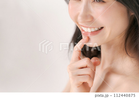 女性の口元のビューティーイメージ 112440875