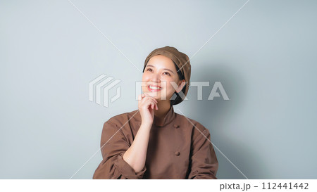 楽しそうに考える調理服を着た女性 楽しそうに考える調理服を着た女性 112441442