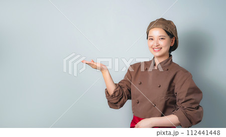 案内する調理服を着た女性 案内する調理服を着た女性 112441448