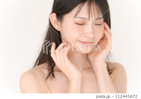 スキンケアをする女性 112441672
