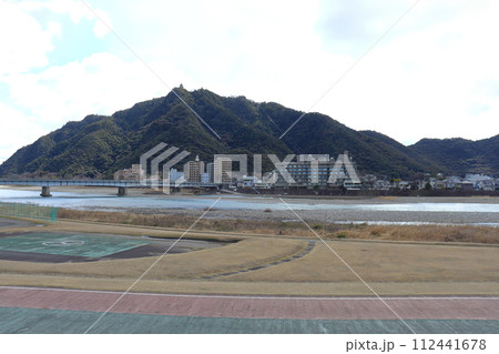 岐阜城 金華山麓の街並みと長良川と長良橋 112441678