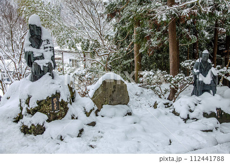 冬の山寺 112441788