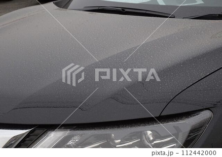 汚れた自動車のボンネット 112442000
