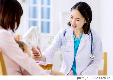 小児科　診察　女性医師 112442012