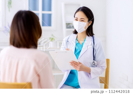 女性医師 診察 病院 女性医師 診察 病院 112442018