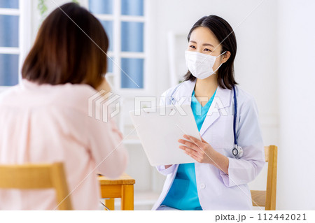 女性医師　診察　病院 112442021