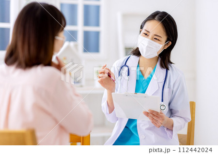 女性医師　診察　病院 112442024
