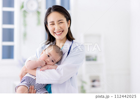 小児科 女性医師 赤ちゃん 小児科 女性医師 赤ちゃん 112442025