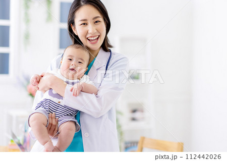 小児科 女性医師 赤ちゃん 小児科 女性医師 赤ちゃん 112442026
