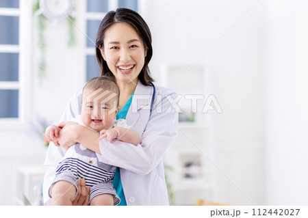 小児科　女性医師　赤ちゃん 112442027