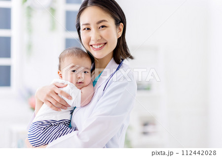 小児科 女性医師 赤ちゃん 小児科 女性医師 赤ちゃん 112442028