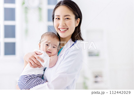 小児科　女性医師　赤ちゃん 112442029