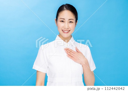 ナース姿の若い女性　カラーバック  112442042