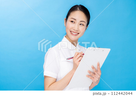 ナース姿の若い女性 カラーバック ナース姿の若い女性 カラーバック 112442044
