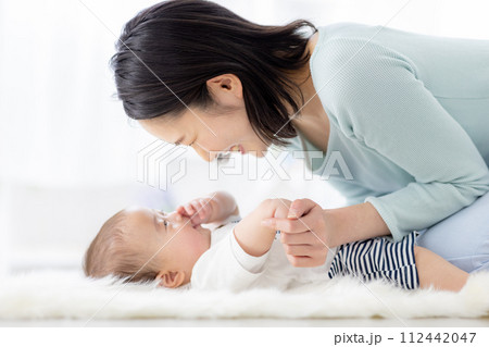 母親と赤ちゃん　笑顔 112442047
