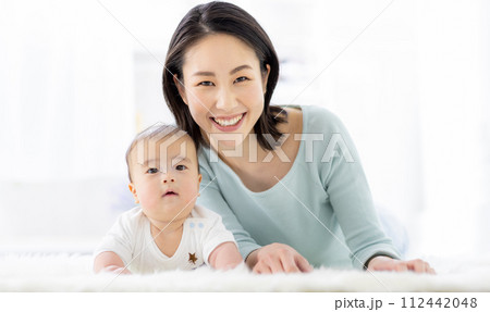 母親と赤ちゃん　笑顔 112442048
