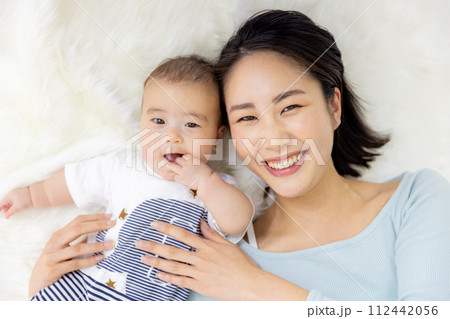 母親と赤ちゃんイメージ 112442056