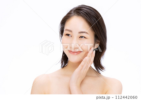 若い女性の美容イメージ 112442060