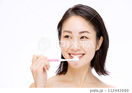 歯磨きする女性 112442080