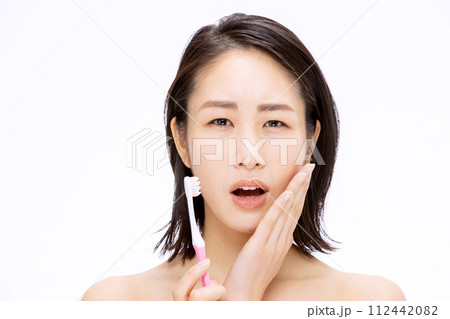 虫歯に困る女性 虫歯に困る女性 112442082