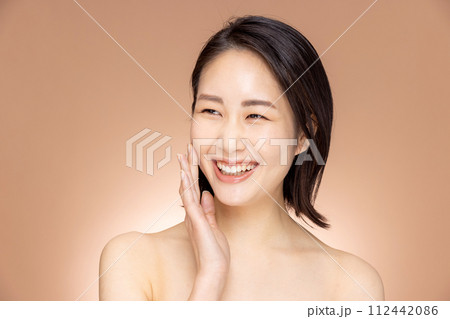 美しい女性 112442086