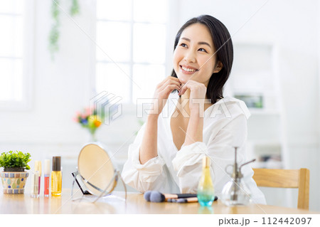 若い女性のスキンケア 112442097