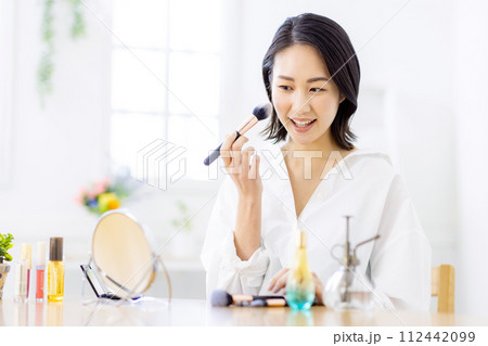 若い女性のスキンケア 若い女性のスキンケア 112442099