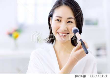 若い女性のスキンケア 若い女性のスキンケア 112442101