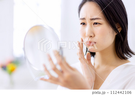 肌トラブルを抱える女性 112442106