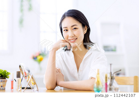 若い女性のスキンケア 112442107