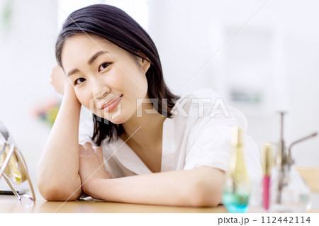 若い女性のスキンケア 若い女性のスキンケア 112442114