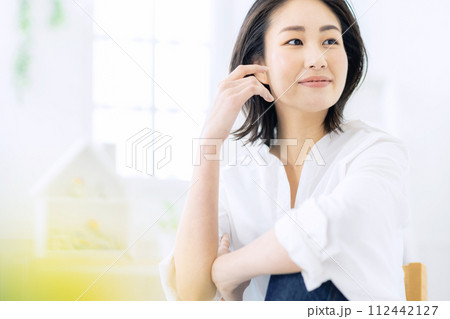 女性　ポートレート　20代 112442127