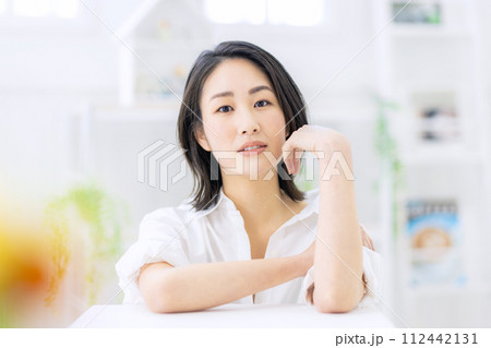 女性　ポートレート　20代 112442131
