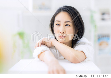 女性　ポートレート　20代 112442132