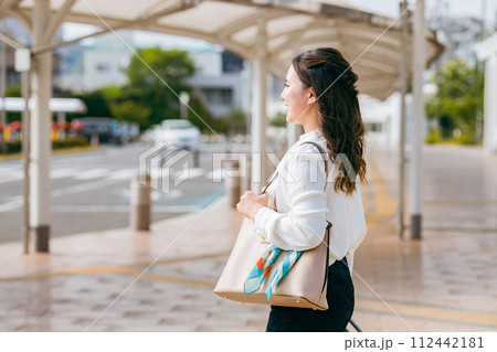 通勤・出勤・出社・転勤・出張で駅の階段を歩くビジネスウーマン（徒歩） 112442181