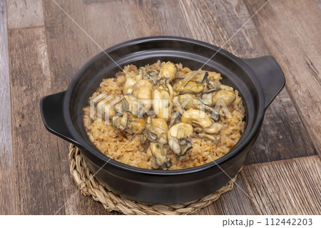 牡蠣の炊き込みご飯 土鍋炊き 牡蠣の炊き込みご飯 土鍋炊き 112442203