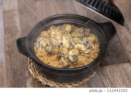 牡蠣の炊き込みご飯　土鍋炊き 112442205