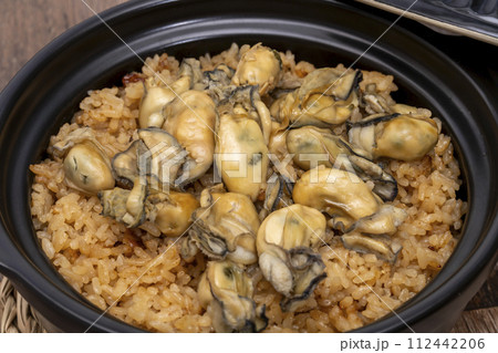 牡蠣の炊き込みご飯　土鍋炊き 112442206
