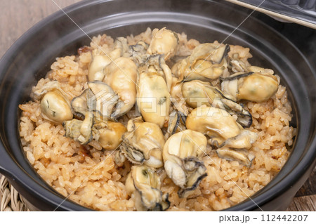 牡蠣の炊き込みご飯　土鍋炊き 112442207