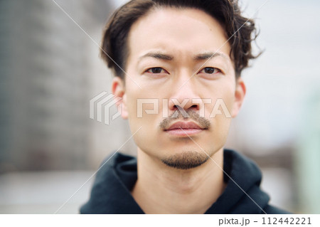 男性 ポートレート カジュアル 男性 ポートレート カジュアル 112442221