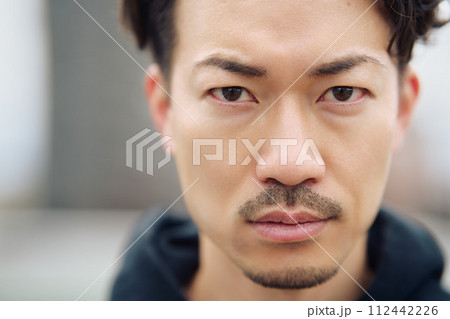 男性 ポートレート カジュアル 男性 ポートレート カジュアル 112442226