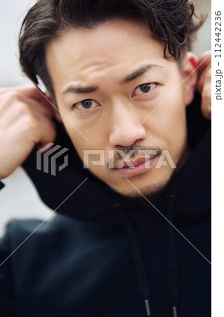 男性　ポートレート　カジュアル 112442236